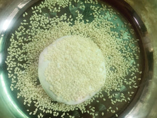 10、玫瑰豆沙糯米饼,翻面让整个饼都裹上白芝麻