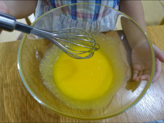 3、斑马条纹戚风蛋糕（超详细8寸版）,手动打蛋器搅拌均匀，不需要打发，只要搅拌砂糖到完全溶解就好啦！如果蛋黄太冰，可以把容器放在40度左右的温水里坐热。不用太热，否则鸡蛋会熟啦