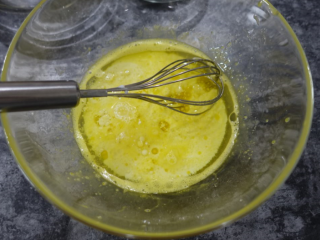 4、斑马条纹戚风蛋糕（超详细8寸版）,蛋黄液依次加入玉米油、牛奶，接下来需要完成蛋黄的乳化