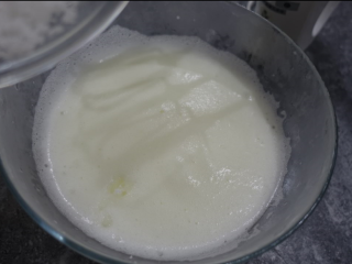 9、斑马条纹戚风蛋糕（超详细8寸版）,大气泡消失加入1/3，