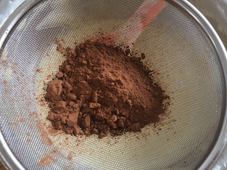 14、斑马条纹戚风蛋糕（超详细8寸版）,分出来一部分白面糊，大概300克筛入可可粉翻拌均匀，