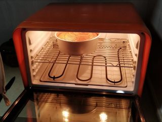 18、斑马条纹戚风蛋糕（超详细8寸版）,放入烤箱，150度50分钟，烤的过程如果蛋糕表面颜色过深，可以加锡纸。即使有轻微开裂现象，也属正常。