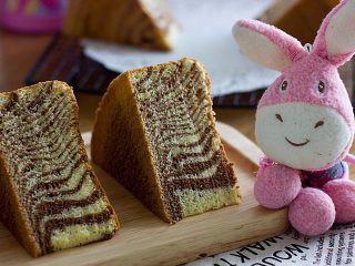 22、斑马条纹戚风蛋糕（超详细8寸版）,吃的时候用锯齿刀切开就OK啦！是否喜欢这种切开来的惊喜呢？