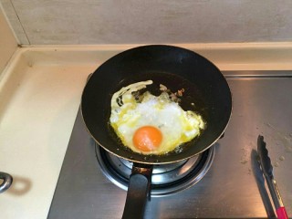 7、布里欧修黄油汉堡包????,锅中剩下油煎入鸡蛋