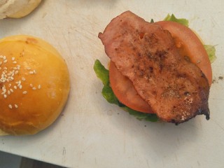 13、布里欧修黄油汉堡包????,加入????和煎好的培根