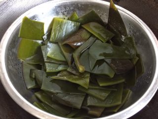 4、筒骨海带汤,冷水冲泡一下，控干水分备用。