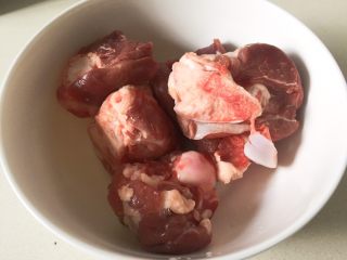 5、筒骨海带汤,筒骨买的时候让摊贩剁成大块，不需要剁太小块。