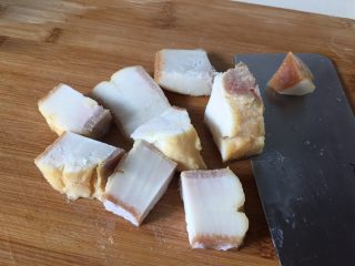 6、筒骨海带汤,放几块自己腌制的咸肉，这个咸肉比较肥，煮熟以后一般都不吃的，放了腌制品汤味非常鲜美。