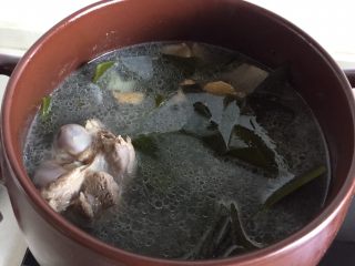 11、筒骨海带汤,加入刚刚准备好的海带煮开，继续转小火慢炖。
