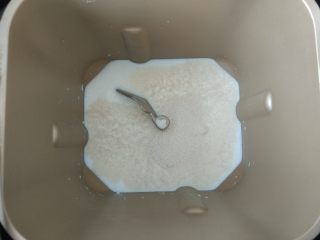 1、厚底鲜虾批萨,将室温或冷藏的牛奶放入厨师机或面包机桶内，倒入酵母粉