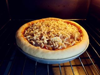 12、厚底鲜虾批萨,入预热好的烤箱中层，上下火170度烤15分钟