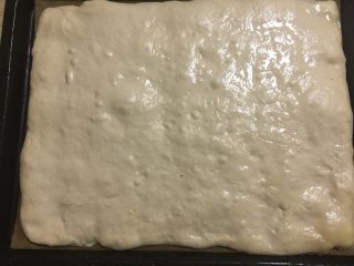 5、花生酱面包卷,揉好的面团檊平檊成长方型大片片，面包片上喷些水，在30度左右的环境再次发酵至2倍大，约40分钟。