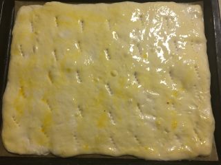 7、花生酱面包卷,均匀涂上一层鸡蛋液。