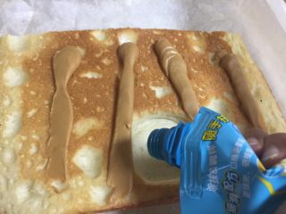 9、花生酱面包卷,取出面包片，翻过来放在油纸或锡纸上，挤上花生酱。