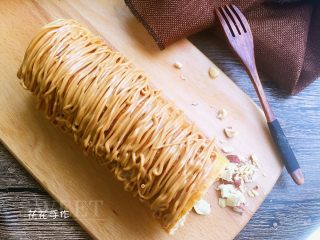 13、花生酱面包卷,均匀挤出花生酱，现在吃就好吃极了。