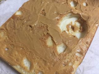 10、花生酱面包卷,抹匀，香味已经飘出来了。