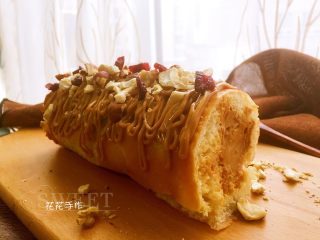 14、花生酱面包卷,撒上各种坚果碎，营养更丰富哦~