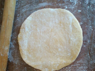 4、牛轧糖沙琪玛,擀开时如果面团有些沾，可以在表面稍微撒一点点玉米淀粉就可以很好防粘，不用弄太多薄面，否则影响松软度