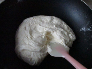 11、牛轧糖沙琪玛,放入炸好的面条和切碎的蔓越莓干，最好的倒在不沾的油布上，快速揉压成团。这个步骤要块，以面牛轧糖晾凉后不好粘合