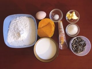 1、烘培之南瓜软欧包,将所有材料都准备好