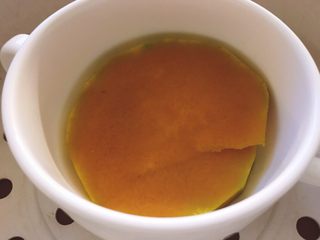 2、烘培之南瓜软欧包,将南瓜去皮切块放入碗中，用电饭煲蒸格蒸半小时