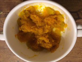 3、烘培之南瓜软欧包,将蒸好的南瓜捣碎，成南瓜泥，去皮后的南瓜泥差不多60g左右