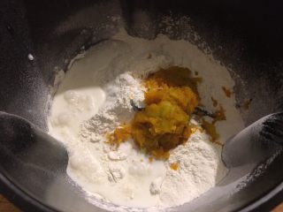 4、烘培之南瓜软欧包,将除黄油，盐以外的材料全部放入面包机中，面粉过筛