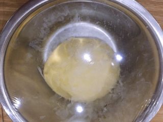 6、烘培之南瓜软欧包,将揉好的面团搓圆放大碗里用保鲜膜包裹好放入发酵箱中，28度发酵。