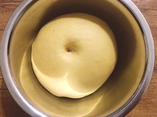 7、烘培之南瓜软欧包,发酵至俩倍大小，手指蘸面粉戳洞，不回缩不塌陷。