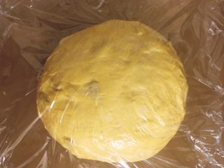 11、烘培之南瓜软欧包,将面团放烤盘里盖上保鲜膜发酵1.5倍大小，发酵箱温度38度，旁边用个碗放点开水增加湿度