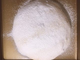12、烘培之南瓜软欧包,将发酵好的面团上过筛少许面粉