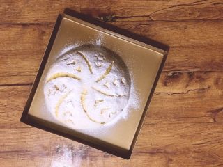 13、烘培之南瓜软欧包,用刀快速割出想要的花纹，下刀要快