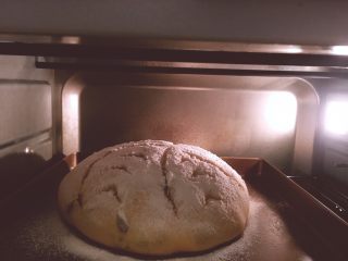 14、烘培之南瓜软欧包,烤箱预热150度10分钟将面团放入烤箱130度上下火30分钟