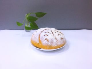 15、烘培之南瓜软欧包,烤好的面团出炉用架子自然晾凉