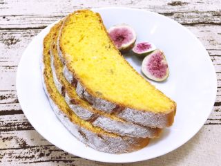 16、烘培之南瓜软欧包,将面包切片，南瓜软欧包早餐就好了