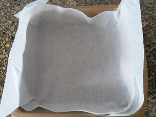 1、日式棉花蛋糕,先将油纸垫在烤盘里，四个角需要剪一下