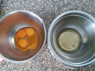 2、日式棉花蛋糕,三个鸡蛋的蛋清蛋黄分离，蛋清装在干净无水无油的打蛋盆内，三个蛋黄和一个整蛋放在另一个容器内。