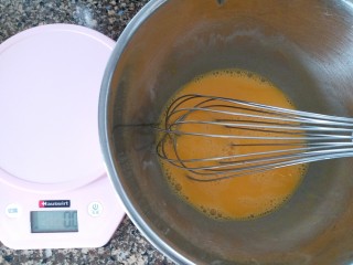 3、日式棉花蛋糕,三个蛋黄和一个鸡蛋一起搅拌均匀，加入纯净水搅拌均匀
