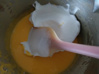 8、日式棉花蛋糕,分三分之一的蛋白霜到蛋黄糊内，翻拌切拌均匀