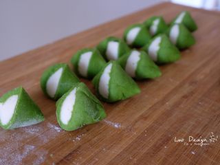 1、翡翠白玉饺子,前后滚动，切成剂子。