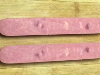 1、早餐饼,火腿肠切开