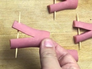 4、早餐饼,用牙签固定成人字形