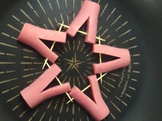 5、早餐饼,不粘锅刷一点油把火腿摆入锅中