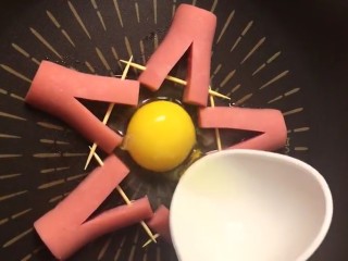 6、早餐饼,中间打入鸡蛋煎至定型