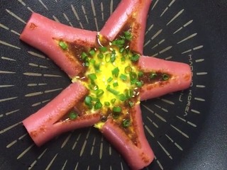 7、早餐饼,拔掉牙签刷上蒜蓉辣酱撒上葱花芝麻完成