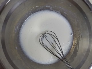 2、红丝绒草莓????裸蛋糕,牛奶和油搅拌至乳化