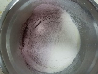 3、红丝绒草莓????裸蛋糕,筛入低筋面粉和红曲米粉