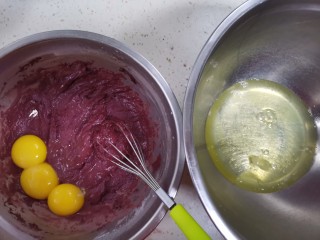 5、红丝绒草莓????裸蛋糕,分离蛋清和蛋黄在2个无水无油的盆里，蛋清中不能掉进蛋黄