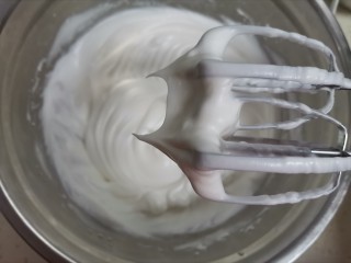 7、红丝绒草莓????裸蛋糕,再来出处理蛋清，蛋清分三次加入白砂糖打发至有直立的小尖角，即干性发泡