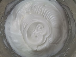 8、红丝绒草莓????裸蛋糕,打发好的蛋白霜是光滑细腻不流动的